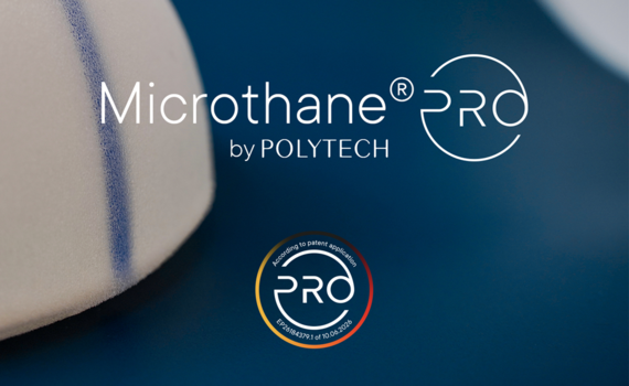 Ein Microthane® PRO Implantat von POLYTECH mit einer markanten blauen Linie auf einer neutralen Oberfläche.