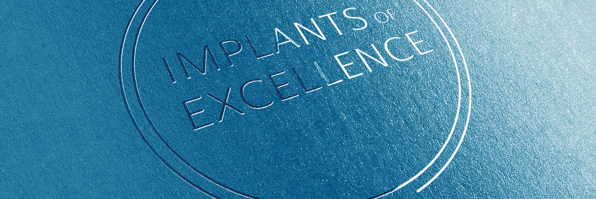 Ein metallisch blauer Hintergrund mit eingravierter Schrift, die „IMPLANTS of EXCELLENCE“ zeigt.